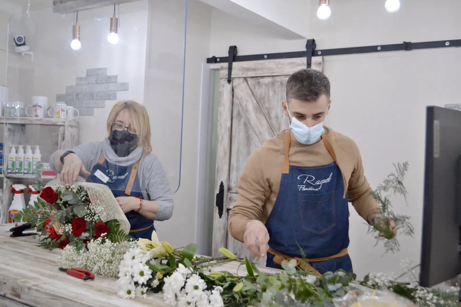 El equipo de Raquel Floristeries trabajando en el taller