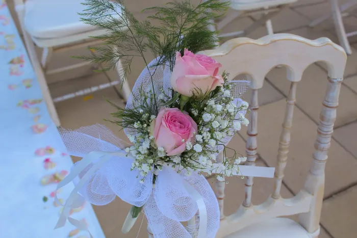 Detalle nupcial de rosas rosas y paniculata
