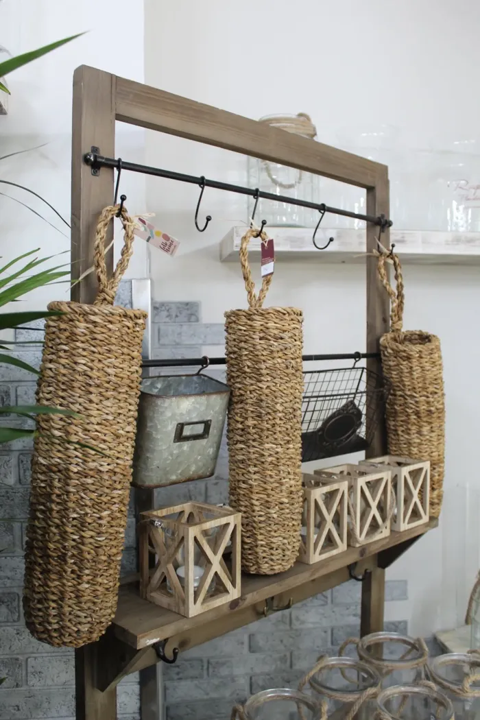 Rincón decorativo con cestas de mimbre