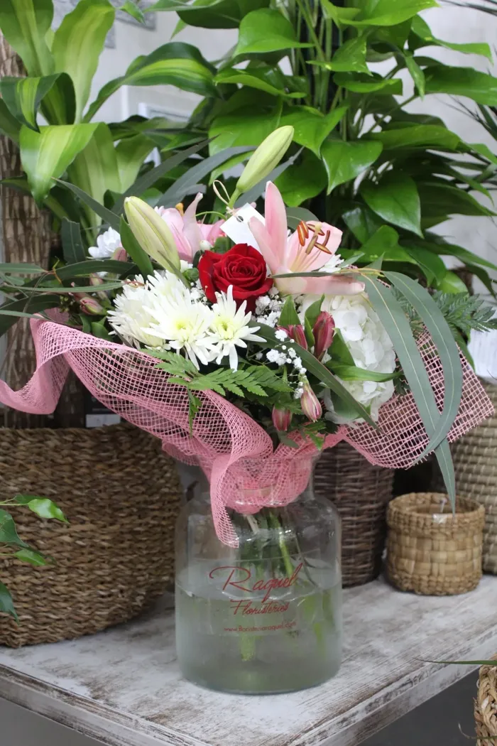 Centro con lilium, gerberas y rosas