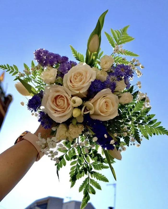 Ramo de rosas y statice sobre cielo azul